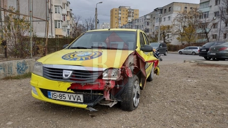 Accident rutier pe strada Sarmisegetuza din municipiul Iaşi. Trei autoturisme, printre care şi un taxi, avariate după un impact violent - EXCLUSIV, FOTO, VIDEO