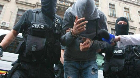 Afacere de familie în Iași! Soț și soție, proxeneți care băgau frica în minorele pe care le trimiteau în diverse locații! Fetele erau drogate şi supuse la presiuni de neimaginat