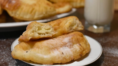 Brânzoaice prăjite ca în copilărie: Cea mai aromată umplutură cum doar bunica știe să o facă