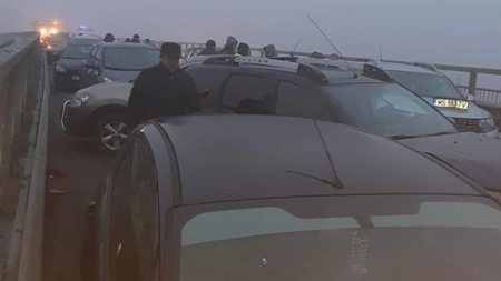 Zeci de masini au fost implicate intr-un carambol in județul Mureș. O persoană a fost rănită