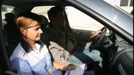 Proba practică a examenului auto ar putea fi schimbată din 2022. Polițiștii nu vor mai sta lângă candidați - VIDEO