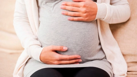 Și-a bătut iubita de 19 ani gravidă, cu o scândură până a băgat-o în spital, în Botoșani. Medicii, uimiți de motivele tânărului