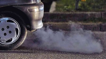 Fumul de culoare neagră emis de eşapament indică probleme grave? Ce spun experții în domeniu