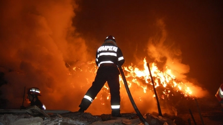 Două incendii în Iași în decurs de câteva minute! Incendiu la o casă și la mai multe tomberoane! Pompierii intervin de urgentă