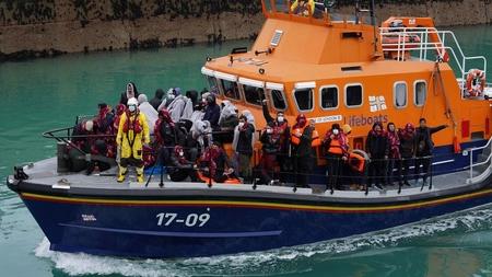 Numărul de imigranți care traversează Canalul către Marea Britanie a atins un nou record zilnic