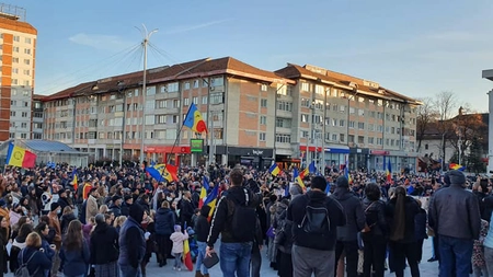 Peste 1.000 de oameni protestează la Suceava împotriva certificatului verde şi a vaccinării obligatorii