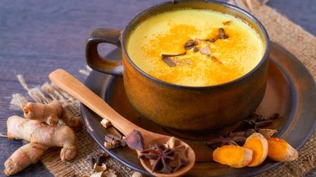 Turmeric latte: Cum se prepară și ce beneficii aduce organismului