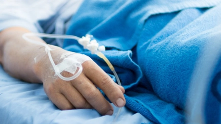 Un ieșean a ajuns de urgență la spital după ce partenera de viață l-a tăiat cu un pahar