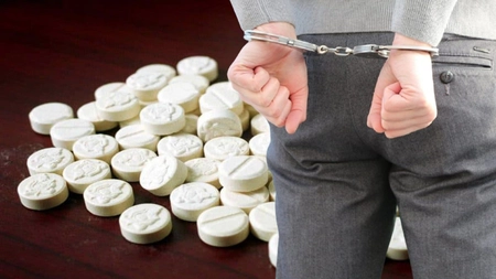 Sute de grame de canabis și peste 100 de pastile ecstasy, confiscate de la un artist ieșean. Tânărul, trimis la pușcărie în urma descoperirilor făcute