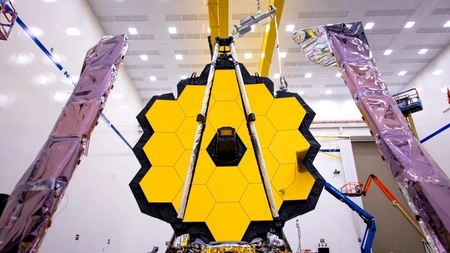 NASA a lansat telescopul spațial James Webb care-și propune să detecteze lumina primelor stele și galaxii care au luat naștere acum 13,5 miliarde de ani
