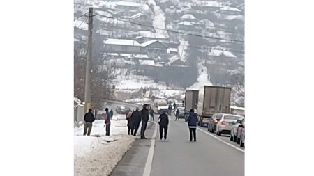 Accident în județul Vaslui. Un copil a fost lovit în plin de un autoturism. Medicii îi aplică manevrele de resuscitare - FOTO, UPDATE