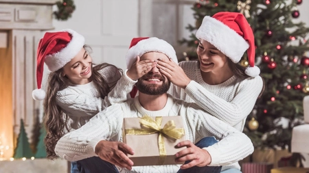 Idei de cadouri pentru bărbați, de Crăciun. Aromele și culorile festive, în topul preferințelor.