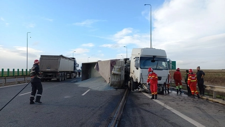 Trafic blocat pe Autostradă, lângă Constanța! Un camion a spart un parapet și a cauzat un incendiu pe sens opus