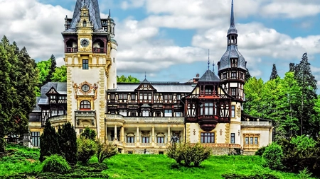 Alertă la Castelul Peleș! Doi turiști străini au fost atacați de un urs