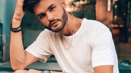 Edward Sanda, carieră de succes la o vârstă surprinzătoare. Ce secrete ascunde celebrul artist 