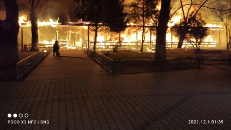 Incendiu puternic la o terasă din judeţul Bacău. Flăcările s-au extins, iar mai multe persoane au fost evacuate - FOTO, VIDEO