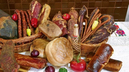 Noi produse din lapte și carne ar putea fi atestate tradițional, la Iași. Specialiștii Direcției Agricole verifică documentele primite și îndrumă producătorii în obținerea certificatelor