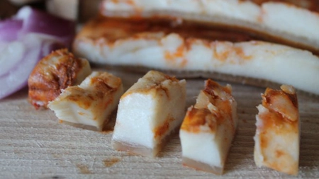Slănina fiartă în zeamă de varză: Un deliciu de Sărbători, ca la bunica acasă!