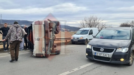 Accident rutier în zona Cârlig din judeţul Iași! Un autoturism s-a răsturnat pe şosea - EXCLUSIV/ FOTO, VIDEO