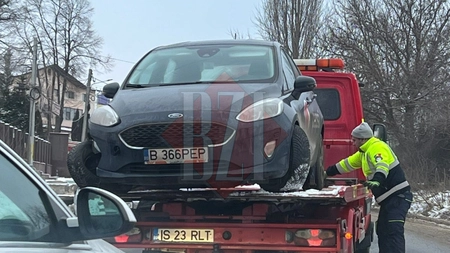 Un şofer a pierdut controlul volanului şi a intrat într-un cap de pod, în Iași - EXCLUSIV/FOTO