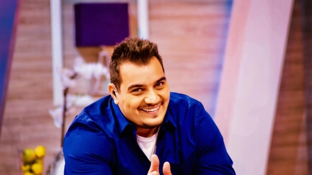 Adrian Cristea, la momentul adevărului. Cum s-a ales cu porecla Bursucu. ,,Este câte unul în fotbal și muzică, trebuia să existe unul și în TV”