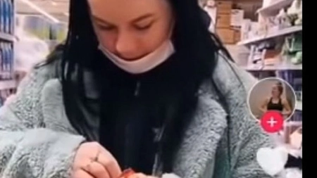Situație fără precedent! O tânără s-a filmat în timp ce găurea prezervative într-un supermarket
