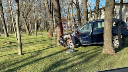 Accident rutier în Copou. Un Duster a fost serios avariat după coliziunea cu un Audi - EXCLUSIV, FOTO