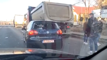 Accident rutier în Podu Iloaiei. Un şofer nu a păstrat distanţa şi a intrat într-o basculantă - EXCLUSIV, VIDEO