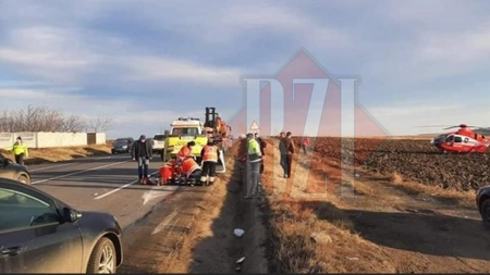 Accident rutier la Sârca. O persoană a fost rănită după ce un taxi s-a răsturnat. Un elicopter SMURD Iași a ajuns la fața locului - EXCLUSIV, FOTO, VIDEO, UPDATE