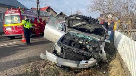 Accident șocant lângă o biserică! Doi tineri, în stare gravă după ce au fost loviți de o mașină scăpată de sub control