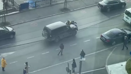 Reținere în cazul incidentului din traficul bucureștean. Șoferul care a luat pe capotă biciclistul curier ar putea sta după gratii 30 de zile - VIDEO