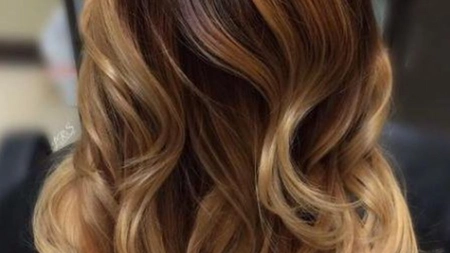 Ciocolatiu cu șuvițe blonde: Cum să-ți evidențiezi temperamentul printr-un look splendid