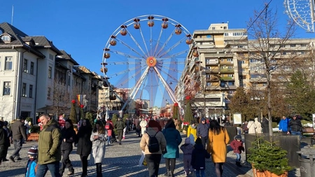 Duminică însorită la Iaşi. Zeci de persoane stau la coadă la roata panoramică - EXCLUSIV, GALERIE FOTO