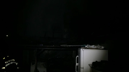 Explozie urmată de un incendiu în municipiul Bacău. Flăcările au cuprins acoperișul unei case și cinci persoane au suferit arsuri