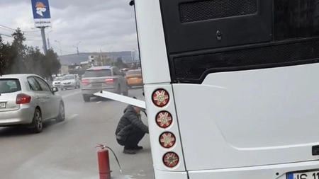 Incendiu la un autobuz, pe bulevardul Socola. Călătorii au ieșit din mijlocul de transport