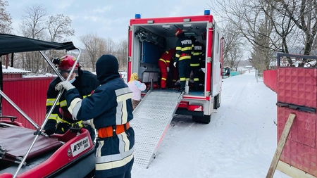 Misiune dificilă a autorităţilor din judeţul Suceava. Un bărbat de 180 kilograme a fost transportat la spital - FOTO, VIDEO