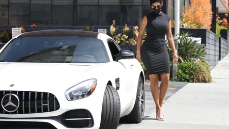 Nicole Murphy, în ipostaze incendiare. Cum a apărut fosta soție a lui Eddie Murphy la benzinărie