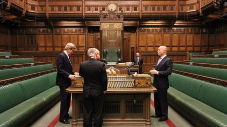 Serviciul de informații britanic a avertizat că în rândul staffului din Parlament se află un spion