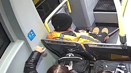Prejudiciu uriaş făcut de un tânăr care a spart ușa unui tramvai PESA! Poliţiştii l-au reținut  - EXCLUSIV