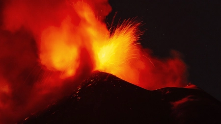 Etna a erupt din nou. Vulcanul aruncă lavă la 100 de metri înălțime - FOTO, VIDEO
