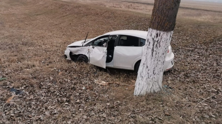 Accident rutier în localitatea Țigănași din județul Iași. Un autoturism a părăsit partea carosabilă - EXCLUSIV