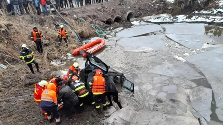 Accident rutier soldat cu doi morţi, în judeţul Suceava. Un autoturism a plonjat într-un lac îngheţat - FOTO, VIDEO