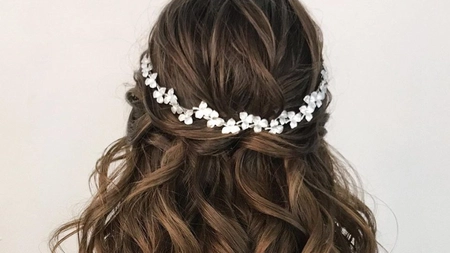 Coafuri simple nuntă: Cum să-ți evidențiezi chipul în această zi printr-un look perfect