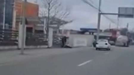 Adolescent de 17 ani din Craiova, snopit în bătaie de un taximetrist