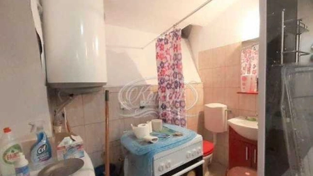 O altă garsonieră de senzație pe piața imobiliară din Cluj. Aragazul, amplasat în toaletă