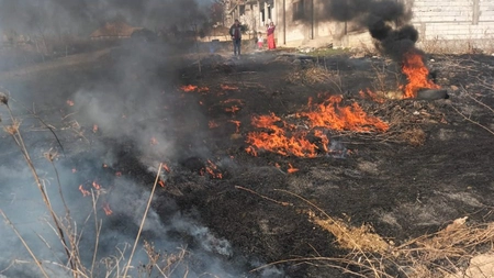 Incendiu de vegetaţie uscată în comuna Ciurea. Flăcările s-ar putea extinde la locuinţe - FOTO, UPDATE