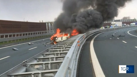 O femeie din Iași a fost ucisă de un șofer care circula pe contrasens, pe o autostradă din Italia. Mașina femeii a izbucnit în flăcări