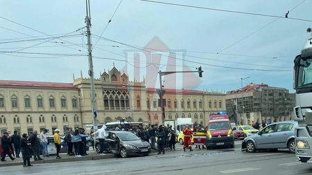Accident rutier grav în zona Gării din Iași! A intrat cu maşina pe trotuar, după coliziunea cu un alt vehicul - EXCLUSIV, FOTO, UPDATE, VIDEO