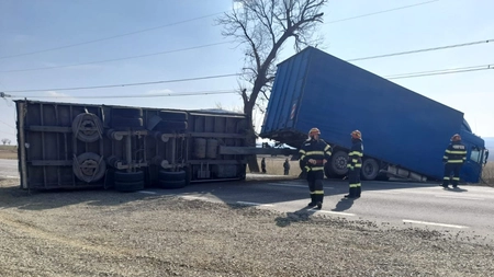 Un TIR care transporta ajutoare pentru Ucraina s-a răsturnat în Miroslovești. Șoferul se afla sub influența băuturilor alcoolice - FOTO, UPDATE