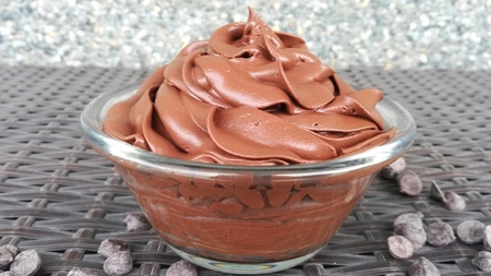 Cremă de ciocolată cu mascarpone, ideală pentru torturi și prăjituri